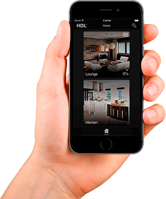 Ruka držící mobilní telefon s aplikací HDL